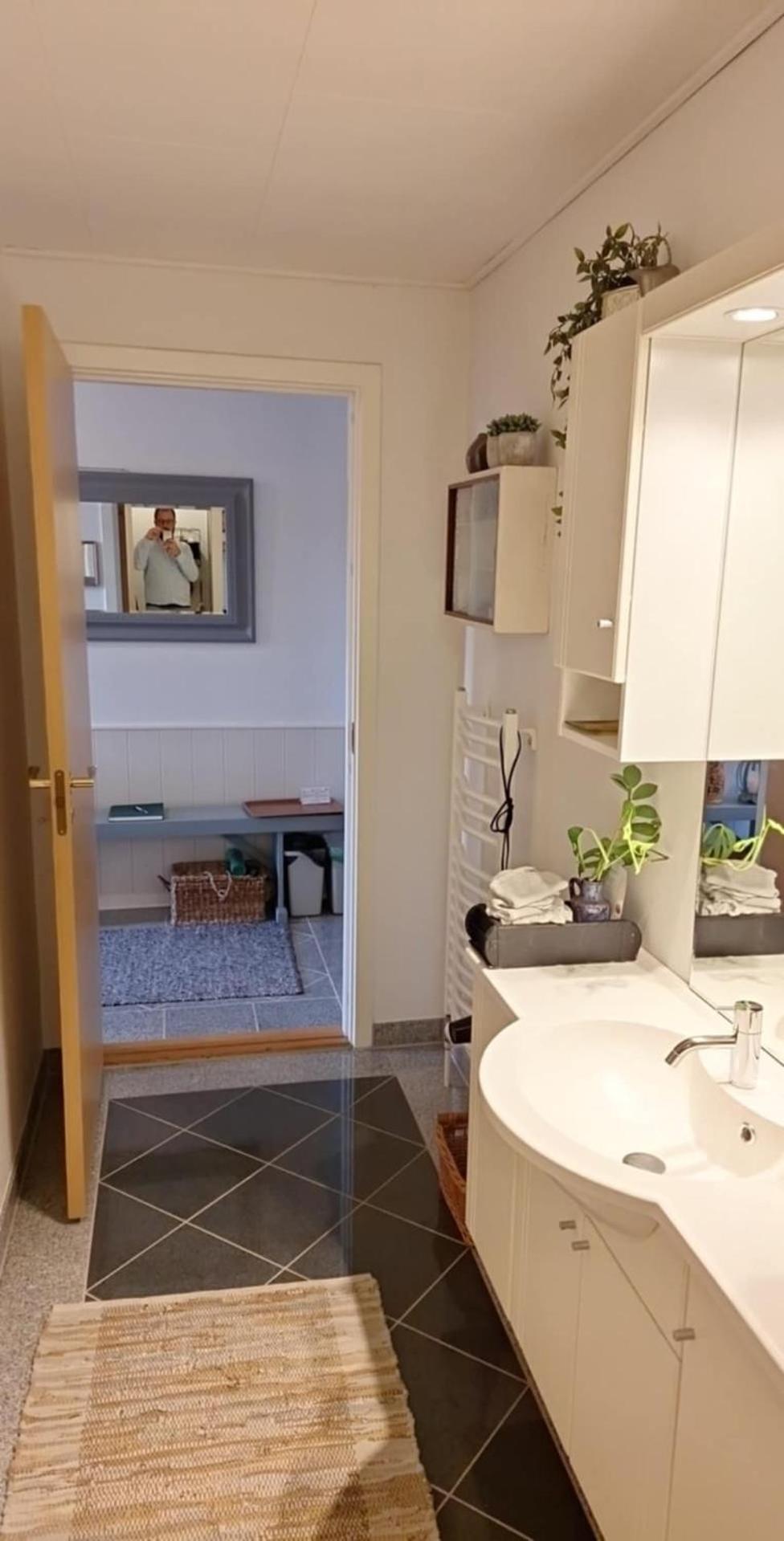 Stort Og Dejligt Vaerelse Med Privat Bad Homestay Hornsyld